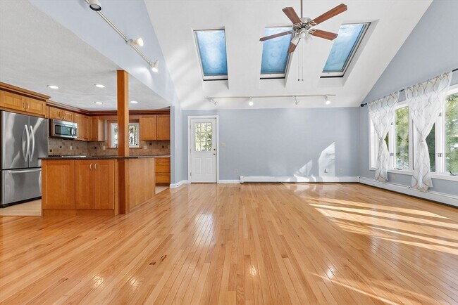 Foto del edificio - 77 Colonial Rd