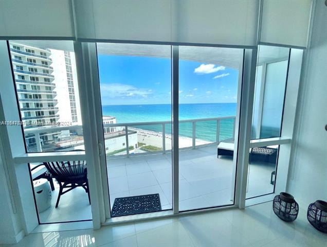 Foto principal - 15811 Collins Ave