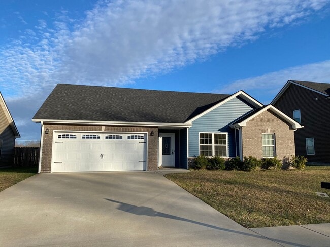 Foto del edificio - Beautiful 3 bed 2 bath home with Bonus room! Close to shopping and Ft. Campbell.