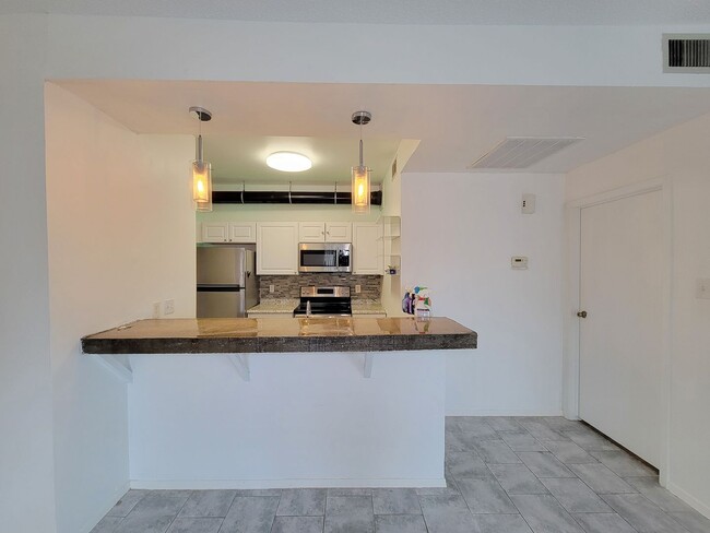 Foto del edificio - Spacious one of a kind 2 bedroom 2 bath condo in excellent condition. Entire condo has been paint...