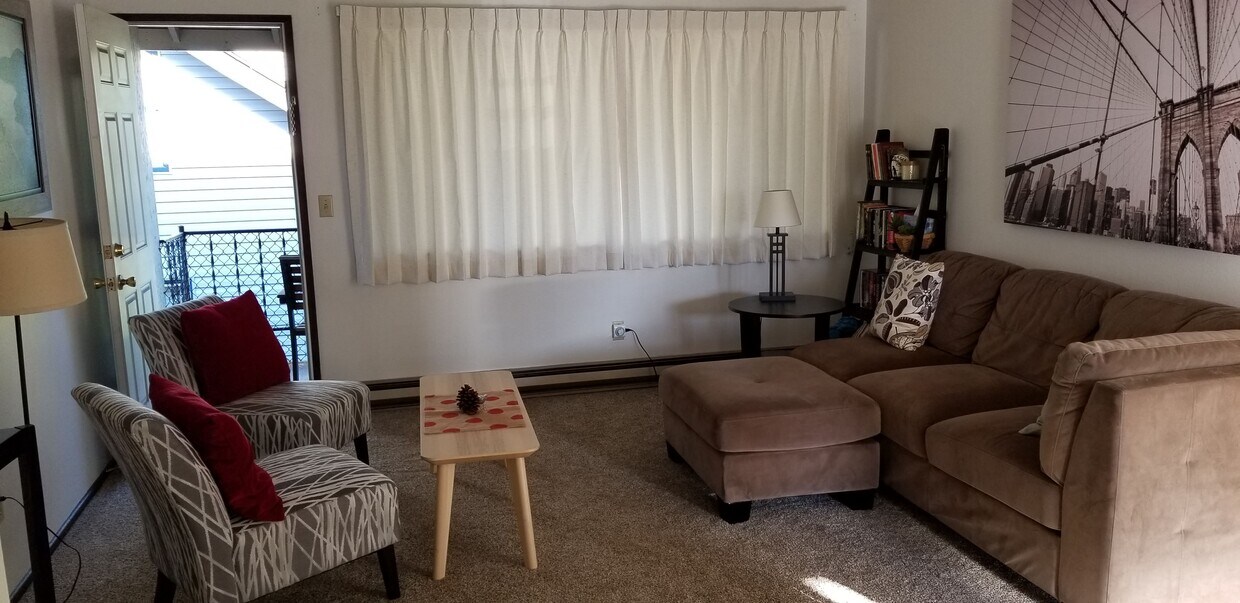Living room - 909 Grove St