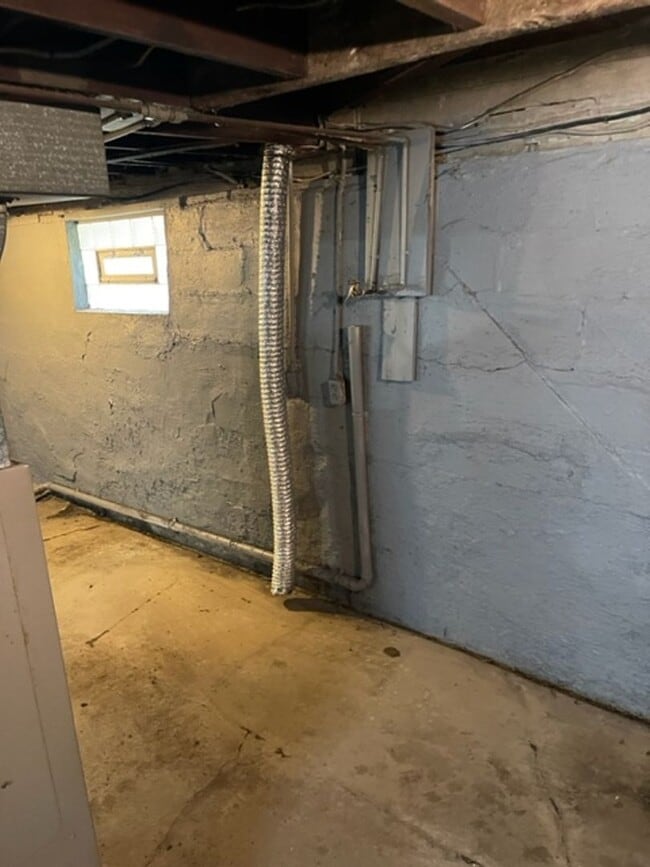 Building Photo - 3074 Toledo Ave