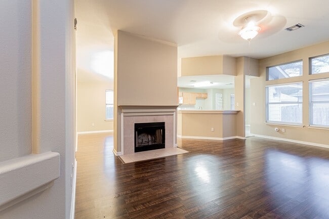 Foto del edificio - Charming 4-Bedroom, 2-Bath Home with Moder...