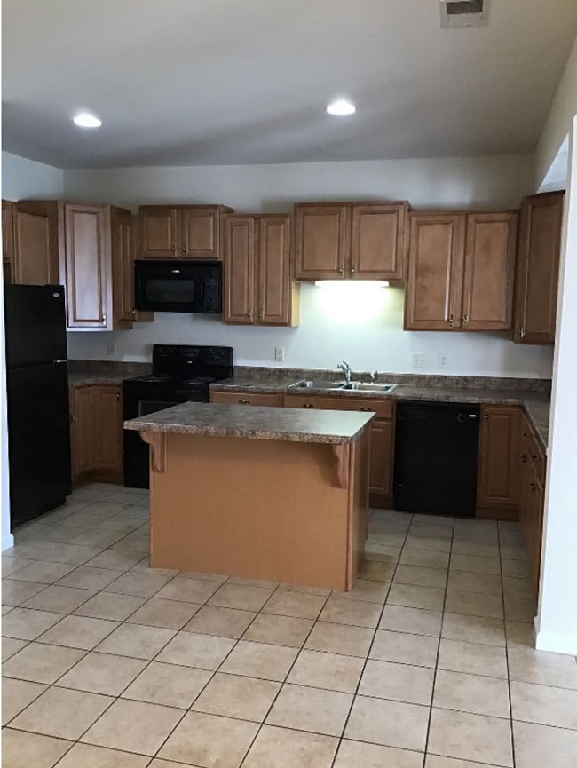 Building Photo - 3-bedroom, 2.5-bathroom Townhome