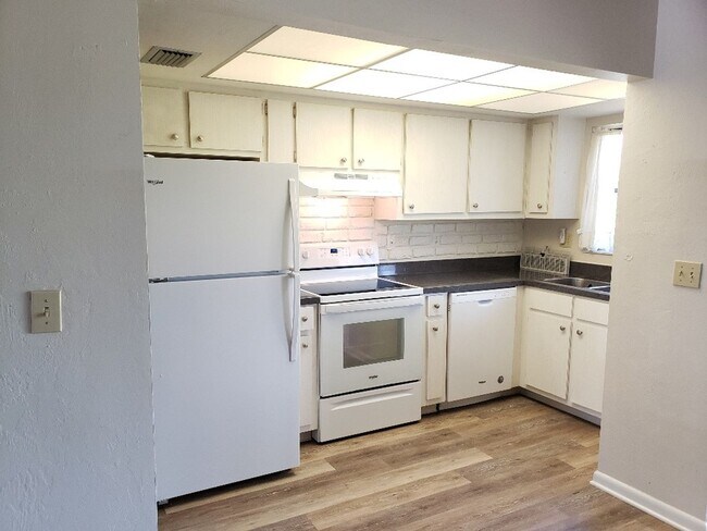 Building Photo - Large open 1 bedroom 1 bath - Annual Rental