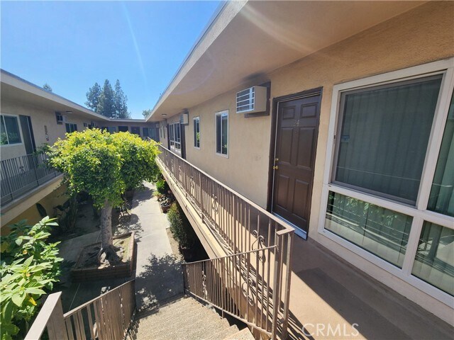 Foto del edificio - 7925 Vineland Ave