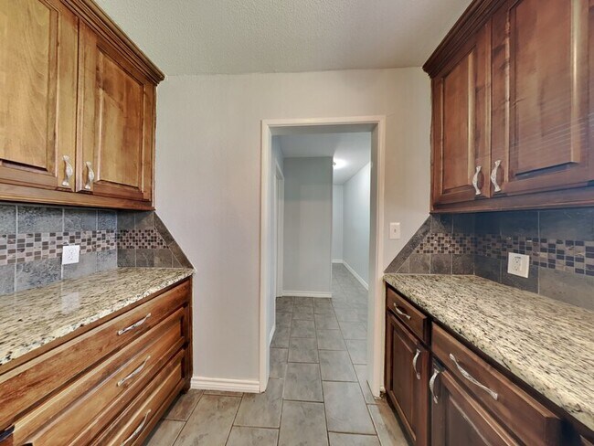 Building Photo - 760 Oakwood Ave
