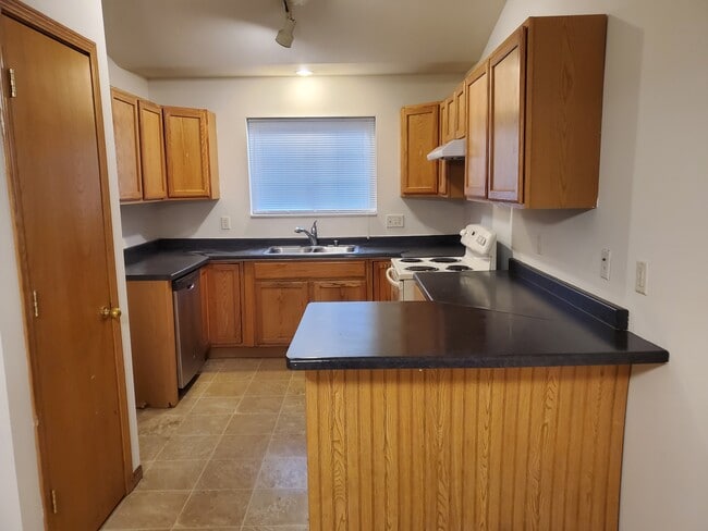 Kitchen - 5101 Horned Owl Dr
