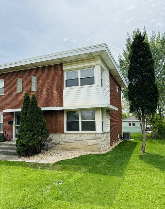 Primary Photo - 490 E Vallette St