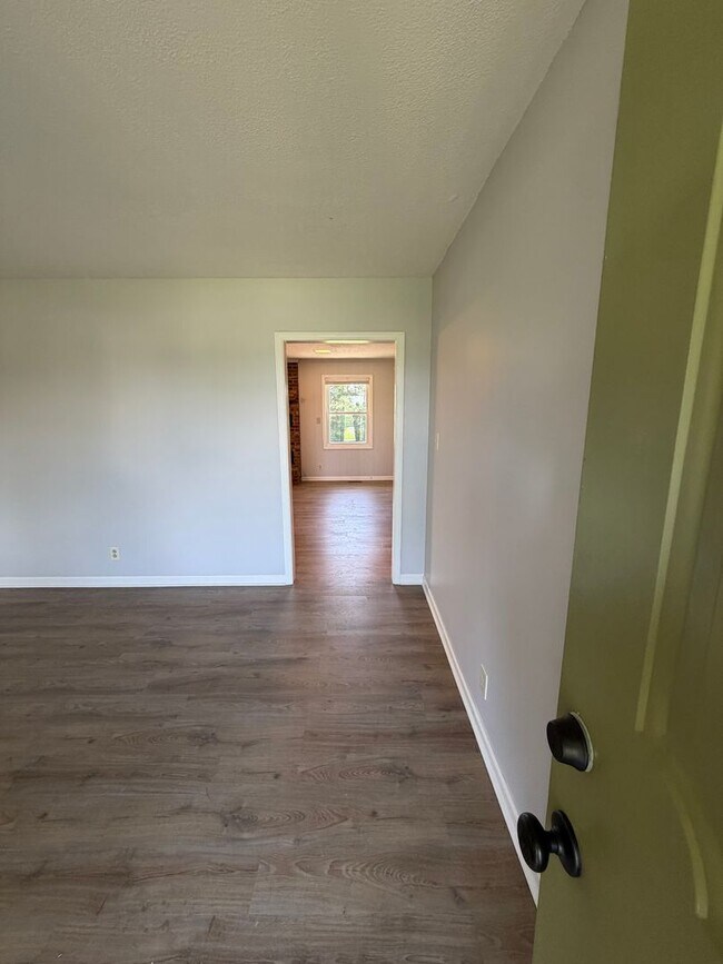 Foto del edificio - Situated in the heart of Sango, massive lot, and includes a fully finished & recently remodeled b...