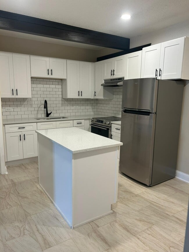 Building Photo - 10102 Main St