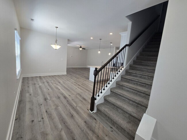 Foto del edificio - End Unit 3/3.5 Townhome w/ Community Pool!