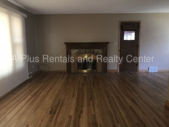 Building Photo - Huge 4+ BD corner house for rent!