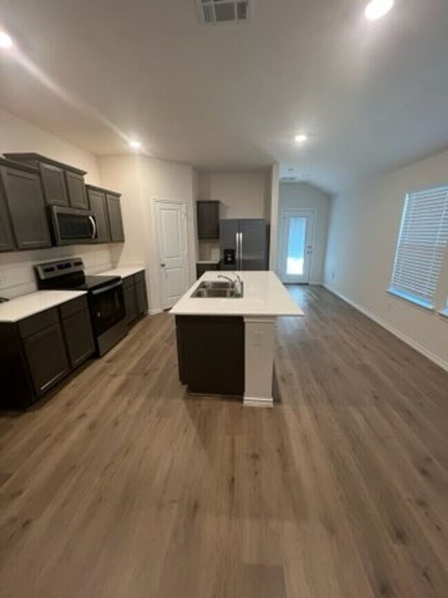 Foto del edificio - Beautiful 3BR 2BA Home w/ Community Pool/Fishing Ponds/Walking Trail Access + Garage Parking + Qu...