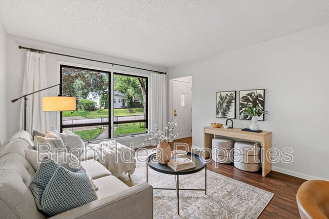 Foto del edificio - 1721 Sheridan Ave W