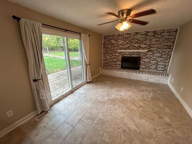 Foto del edificio - 1567 Burchwood Dr