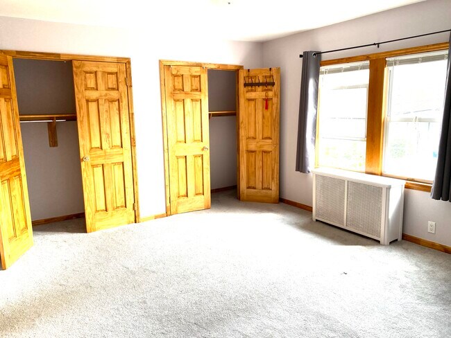 Master bedroom closets - 6241 Ellwell Cres