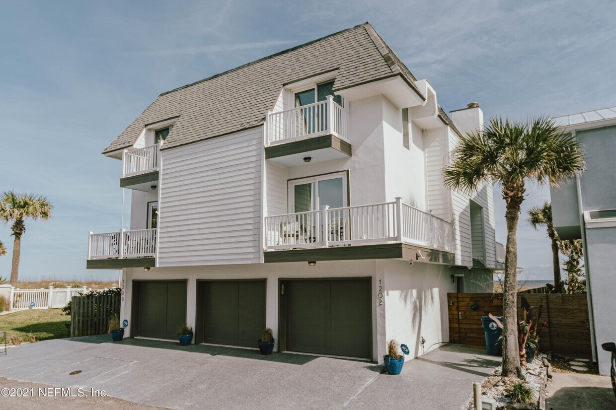 Primary Photo - 1202 Strand St
