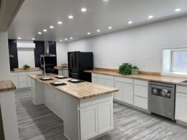 Building Photo - A Getaway Near the Lake- 3 Bedroom, 2 Bath...