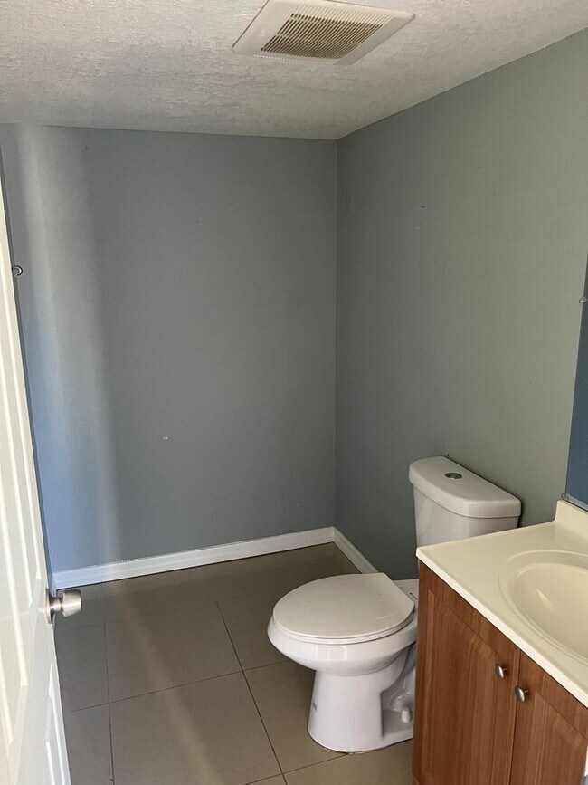 Building Photo - 2 Bedroom 1.5 Bathroom Townhouse in Winter...