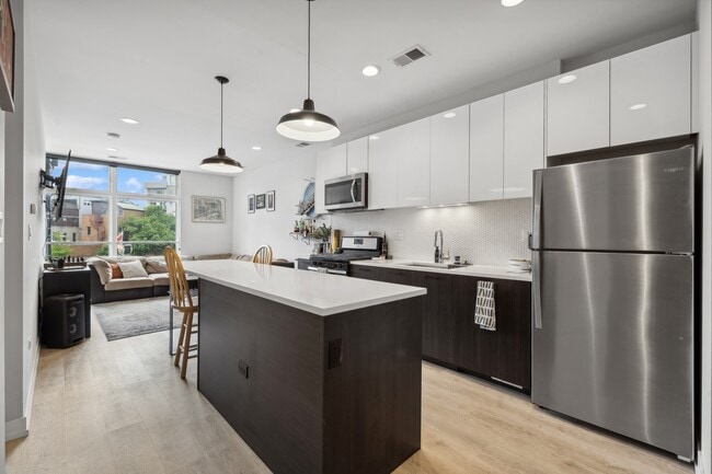 Foto del edificio - 713 N Milwaukee Ave