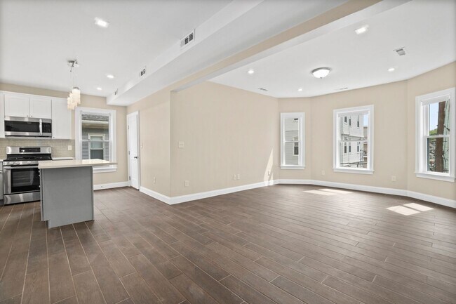 Building Photo - HOT BRIGHTON LISTING!!!!