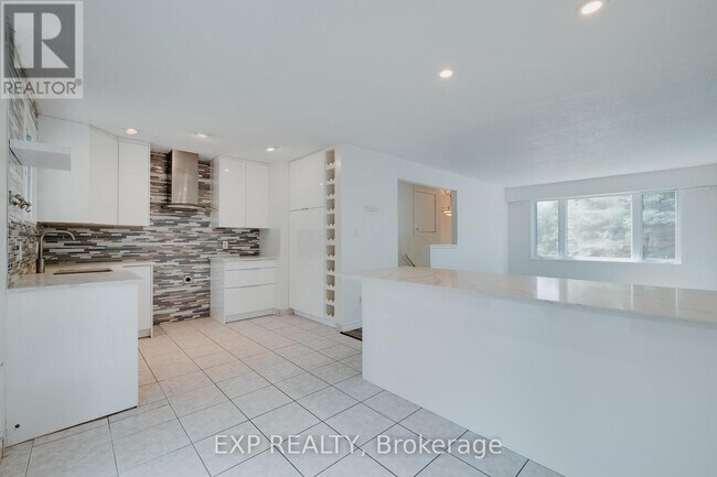 Photo du bâtiment - 595 Pioneer Dr