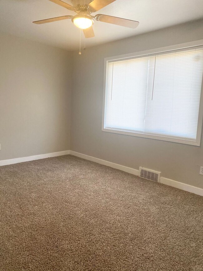 Building Photo - Walk up, 2 Bedroom with a fenced in backya...