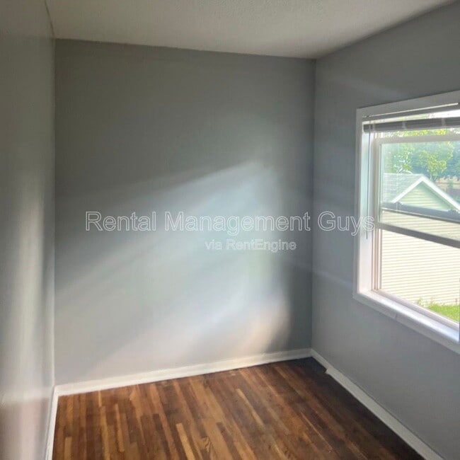 Building Photo - 2110 Fremont Ave N