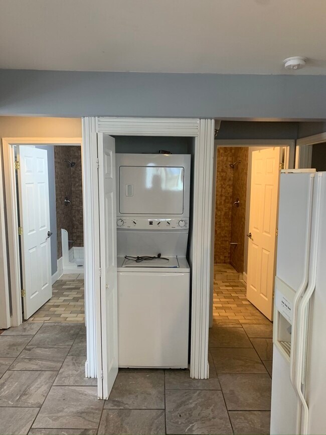 Building Photo - 1411 Indianola St