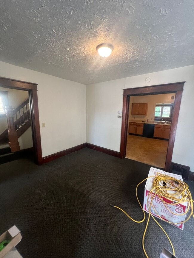 Building Photo - X-Large 4 Bedroom House