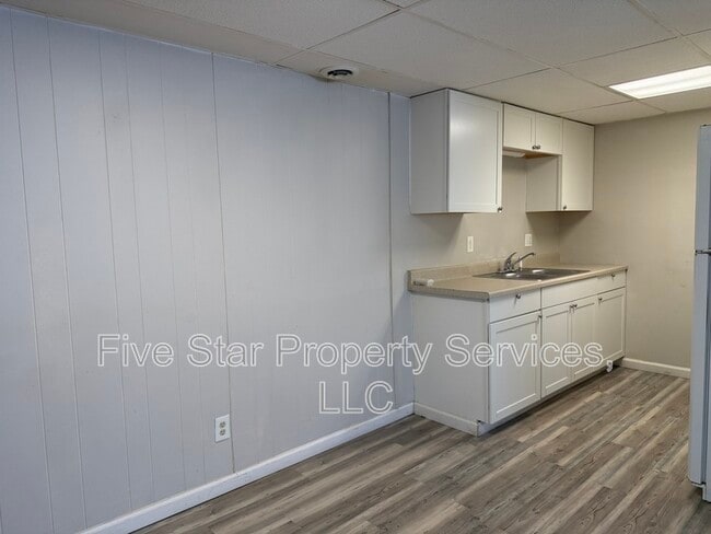 Building Photo - 205 W Allen St