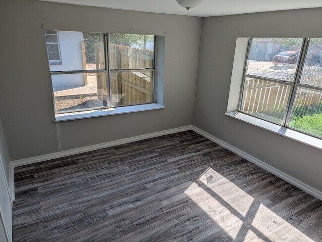 Building Photo - 1011 Reynosa St