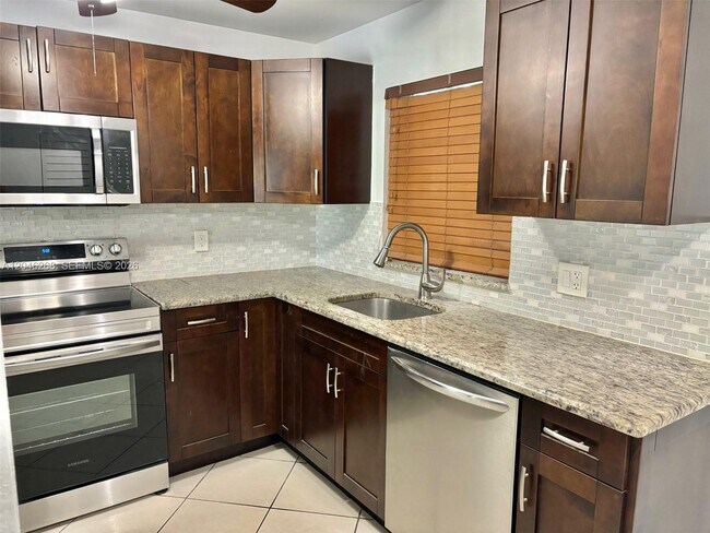 Foto del edificio - 9411 Evergreen Pl