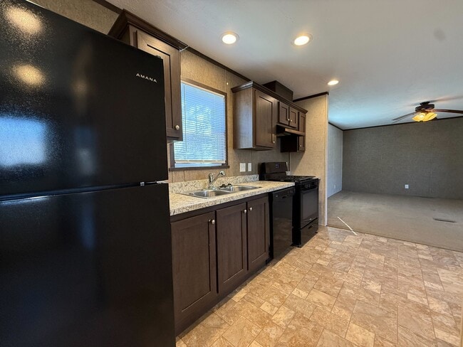 Building Photo - 11975 Creekview Ave