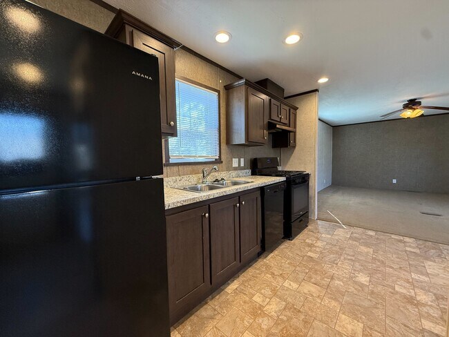 Foto del edificio - 11975 Creekview Ave