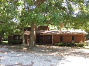 Building Photo - 1200 Pineview Dr