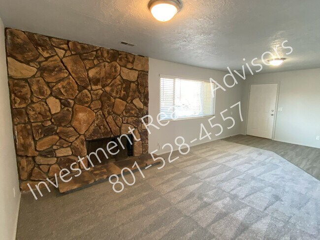 Building Photo - Spacious Duplex With Garage!