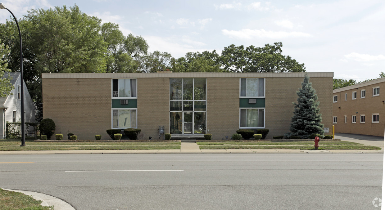 Building Photo - Luxor Apartments