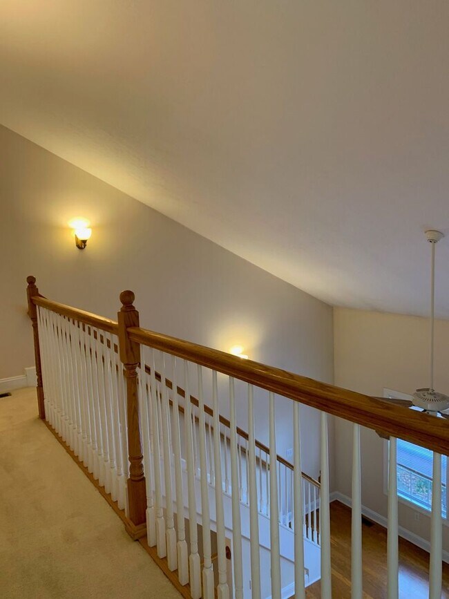 Foto del edificio - 3 Bedroom 2 Bath Townhouse with 2 Car Garage