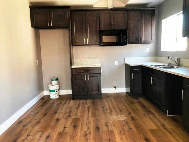 Kitchen - 1035 W 39th Pl
