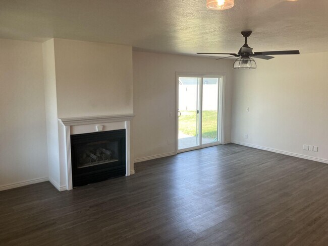 Foto del edificio - 3 Bed 2 Bath Single Level Patio Home