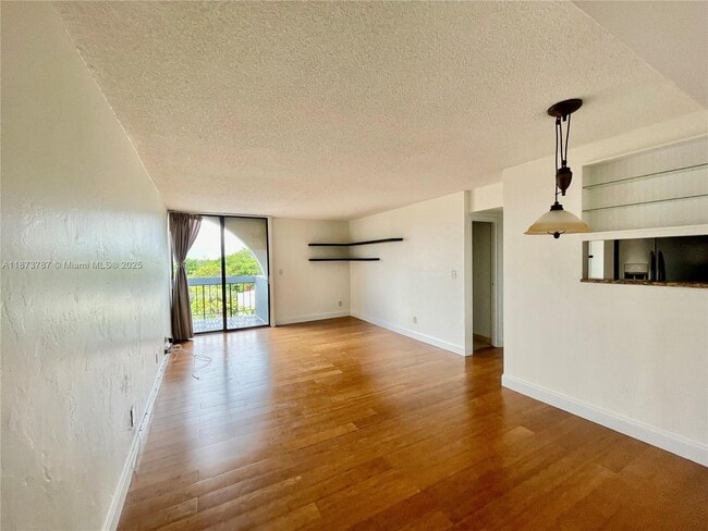 Foto del edificio - 2715 Tigertail Ave