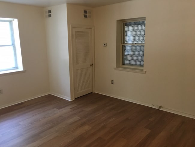 Photo - 15 E Read St Apartment