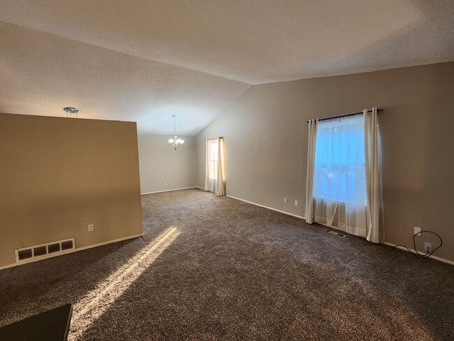 Building Photo - Huge 3 Bed 2 Bath Home With Patio, Deck, a...
