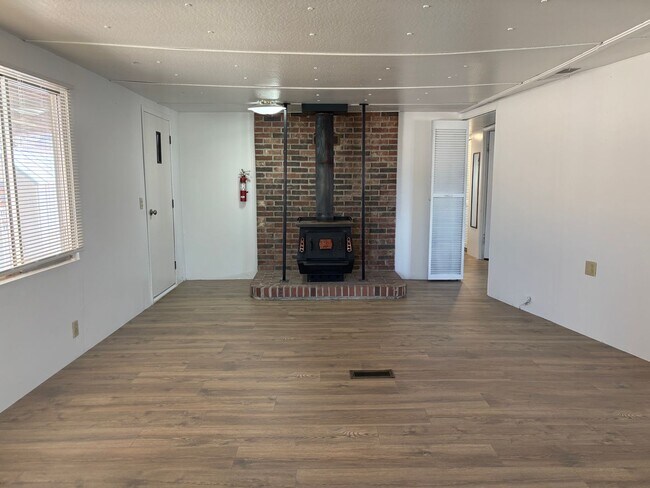 Foto del edificio - New paint & flooring!! 3 Bed 2 Bath Home i...