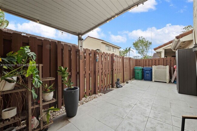 Building Photo - Northwest 170th Lane, Hialeah, FL 33015 - 3 BR 2 BA townhouse