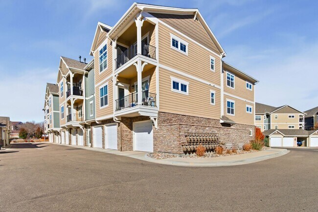 Foto del edificio - Bright and Modern Condo in Ideal Location with Detached Garage