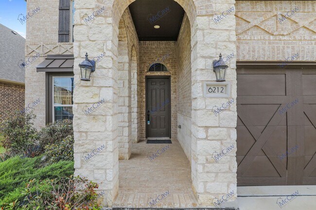 Building Photo - Gorgeous 4/4/2 in Argyle!