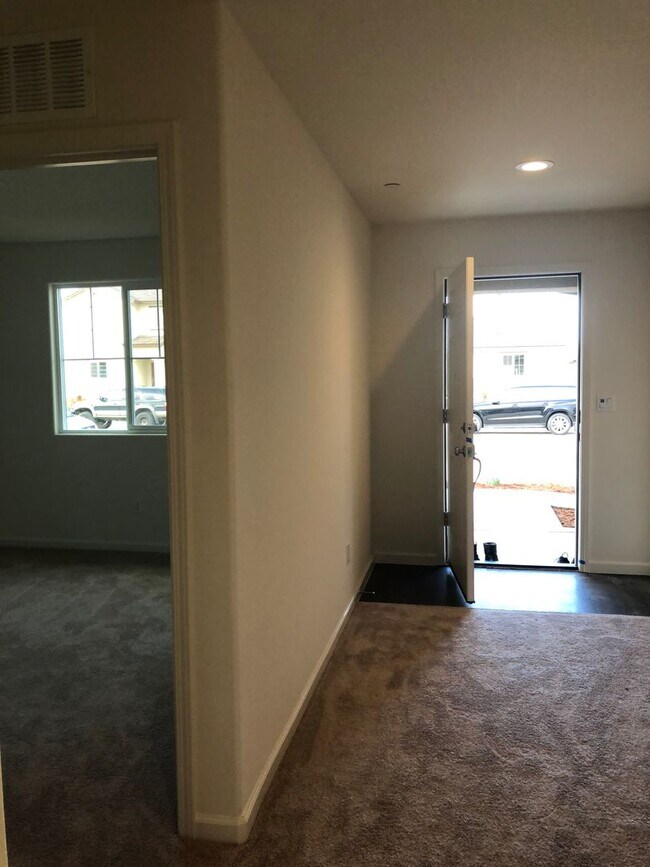 Building Photo - Newer 4 Bedroom Home in Plumas Lake
